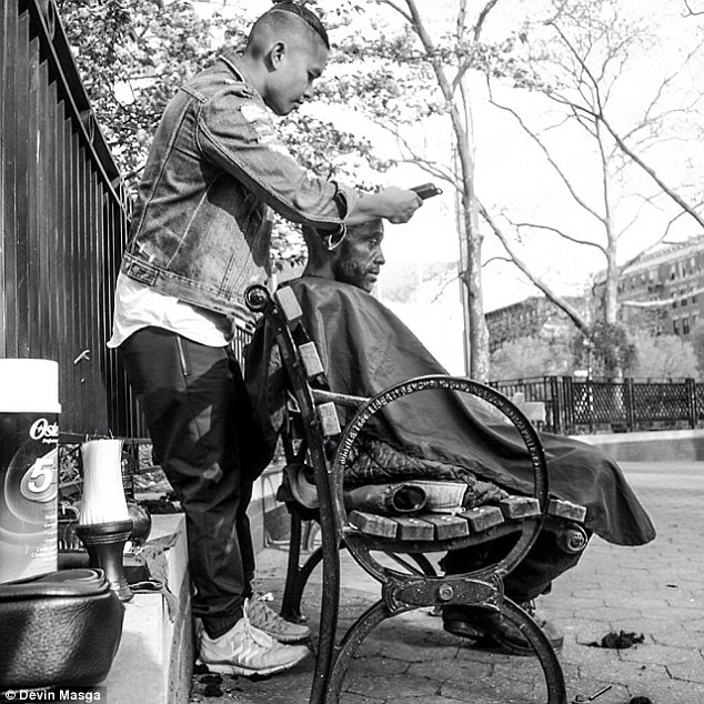 Cabeleireiro faz trabalho voluntário cortando cabelo de graça05
